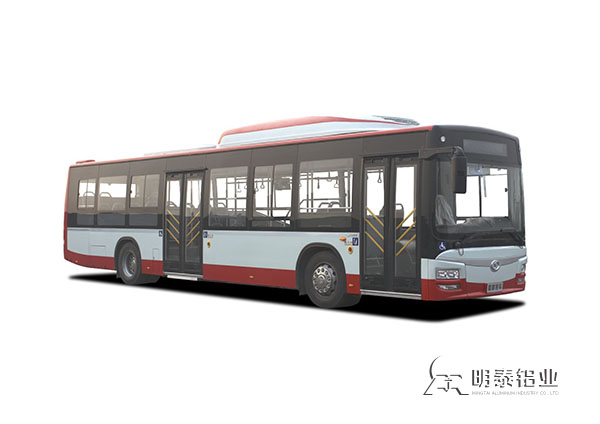 ?行驶在城市中的铝制客车，携手共筑绿色城市