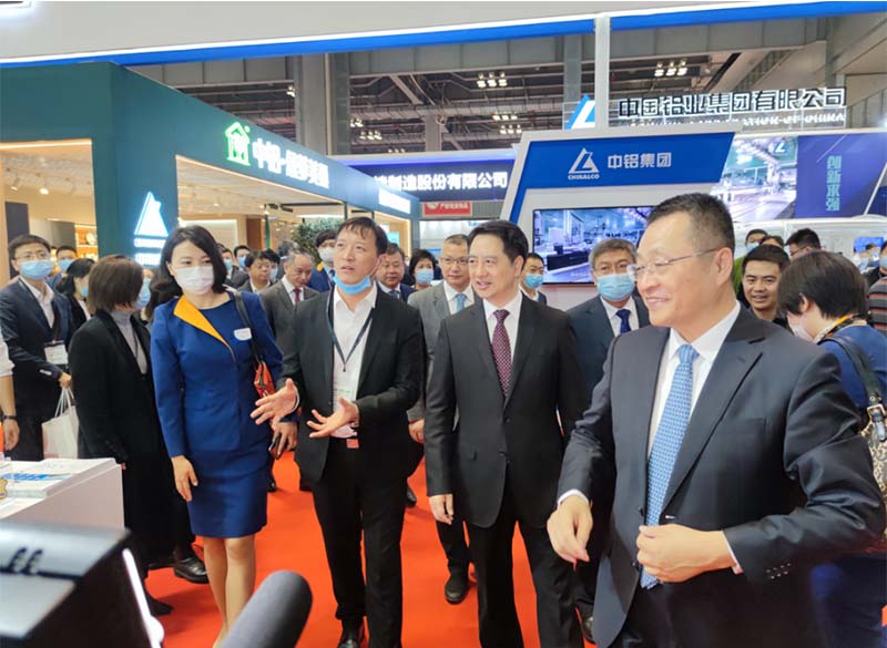 全国政协常委、中国有色金属工业协会党委书记葛红林等领导到公司展位参观指导